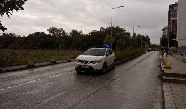 Eskişehir'de hatalı park manevralara engel oluyor