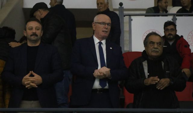Başkan Kurt maç sonu takımı kutladı
