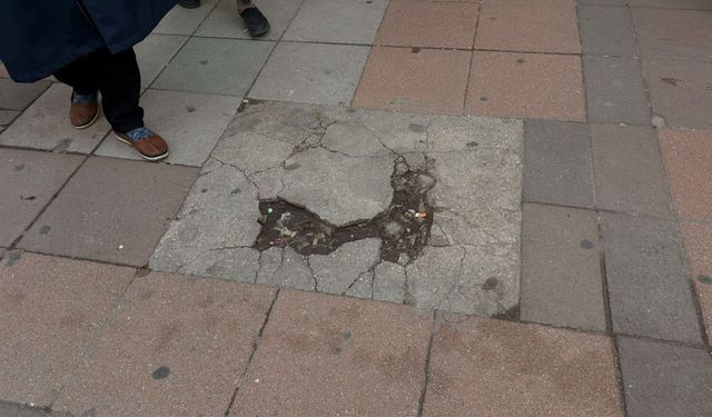 Eskişehir’in en işlek caddelerinden birinde bozuk yol dikkat çekti!
