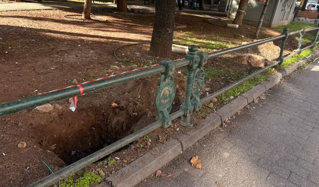Eskişehir’de parkta açılan derin çukur dikkatlerden kaçmadı