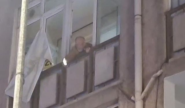 Eskişehir’de görenleri endişelendiren olay: 74 yaşındaki adam pencereye çıktı