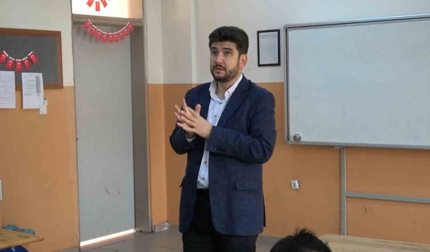 Kütahya’da görme engelli öğretmen, öğrencilere tarihi sevdiriyor