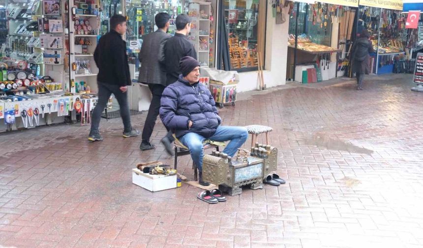 Soğuk ve yağmurlu havaya rağmen ekmek parasını kazanıyor