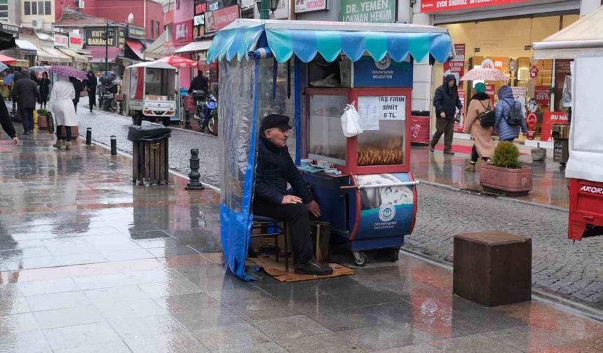 Yağmura rağmen ekmek parası peşindeler