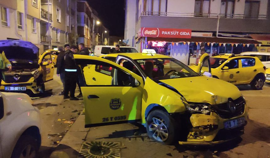 Eskişehir'de taksiler birbirine girdi: 3 yaralı!