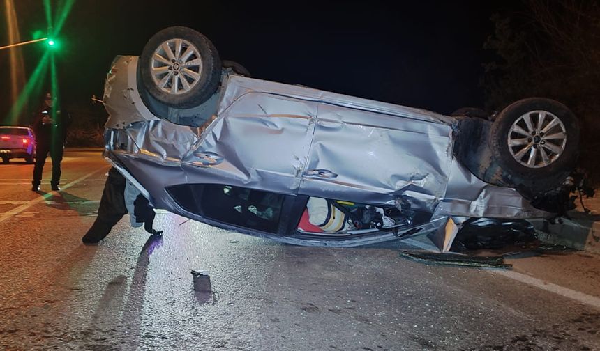Eskişehir'de kaza: Direğe çarpan araç ters döndü