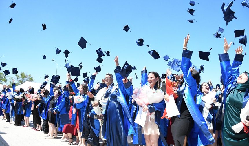 Emet MYO’da mezuniyet coşkusu yaşandı