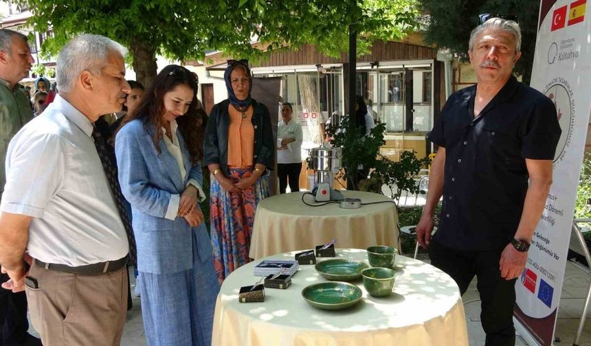 Atık çiniler ve cam şişeler sanata dönüşüyor