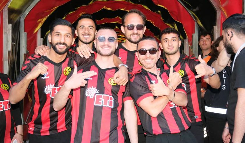 Futbolcular da merakla bekliyor