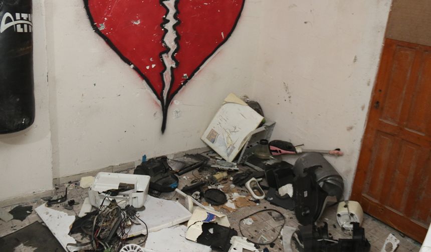 Bu ev bildiğiniz evlerden değil: Eskişehir'de giren her şeyi kırıyor