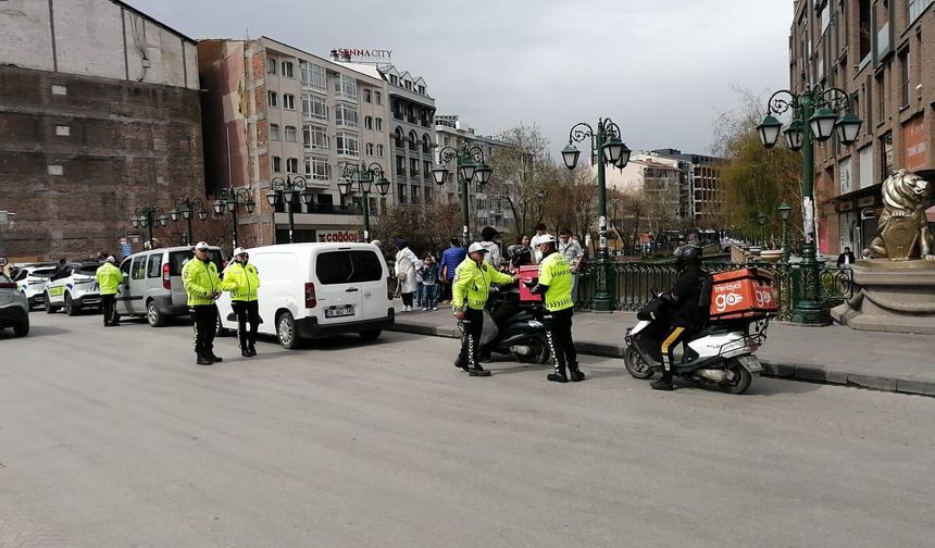 Eskişehir'de trafik denetimleri artırıldı: Kuryeler ve sürücüler takipte!