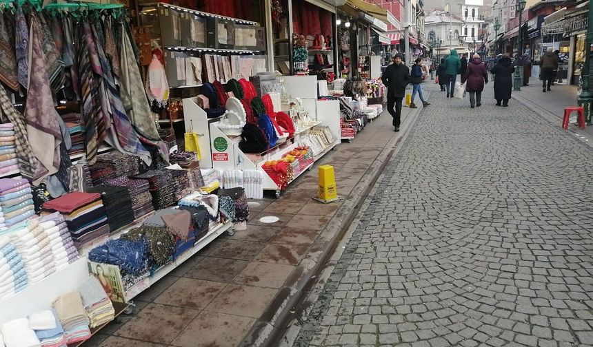 Eskişehir'de soğuk hava esnafın işlerini engelledi!
