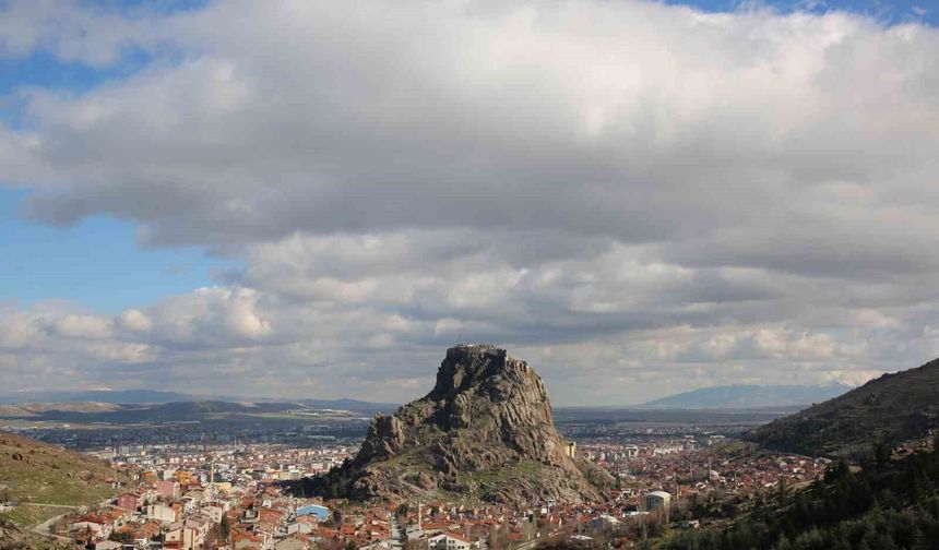 Karahisar Kalesi üzerinde bulutların dansı eşsiz manzaralar ortaya çıkardı