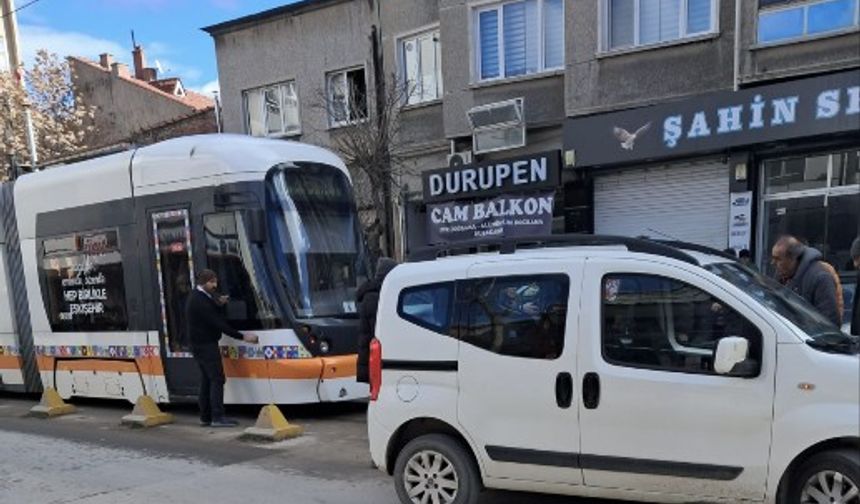 Eskişehir'de tramvay seferlerini durduran kaza!