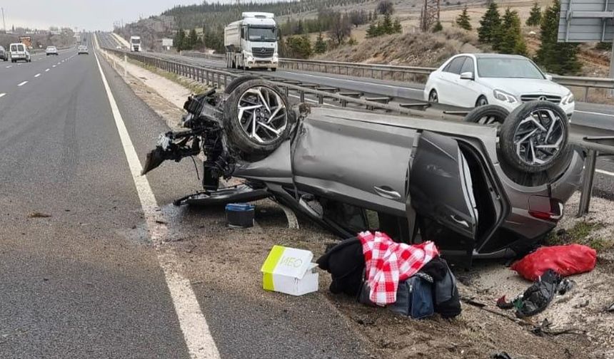 Eskişehir’de bariyerlere çarpan araç takla attı: 2 Yaralı