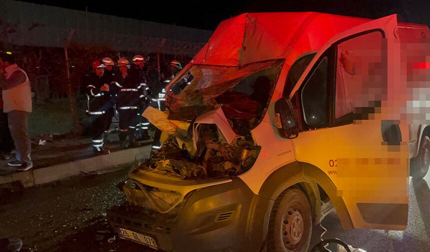 Eskişehir'de ölümlü kaza: Minibüs tıra ok gibi saplandı