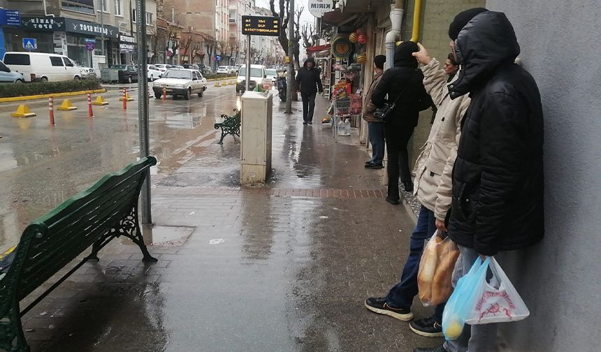 Eskişehir'de yağmur etkili oldu: Vatandaş kaçacak yer aradı