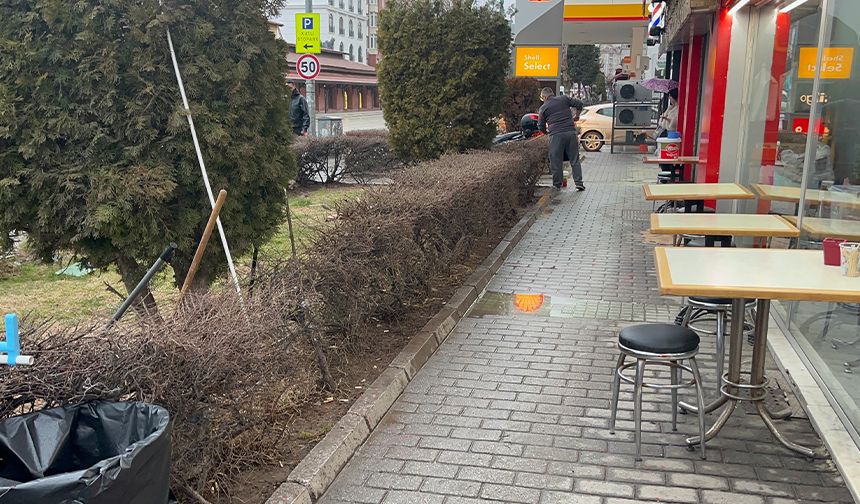 Eskişehir'de yan bakma kavgası kanlı bitti: 1'i ağır 2 yaralı