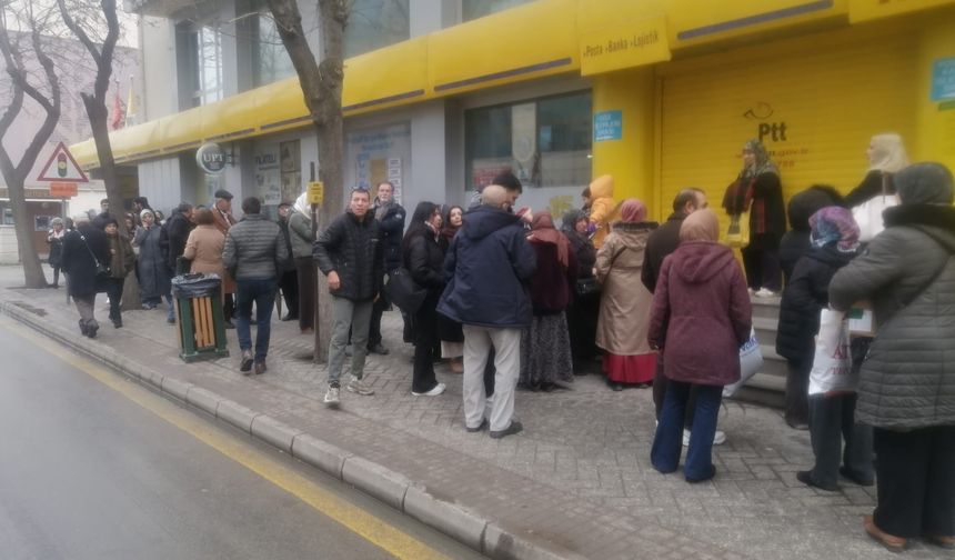 Eskişehir'de vatandaşın kuyruk çilesi: Soğukta saatlerce beklediler