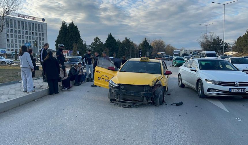 Eskişehir çevreyolunda zincirleme kaza : 3 kişi yaralandı!