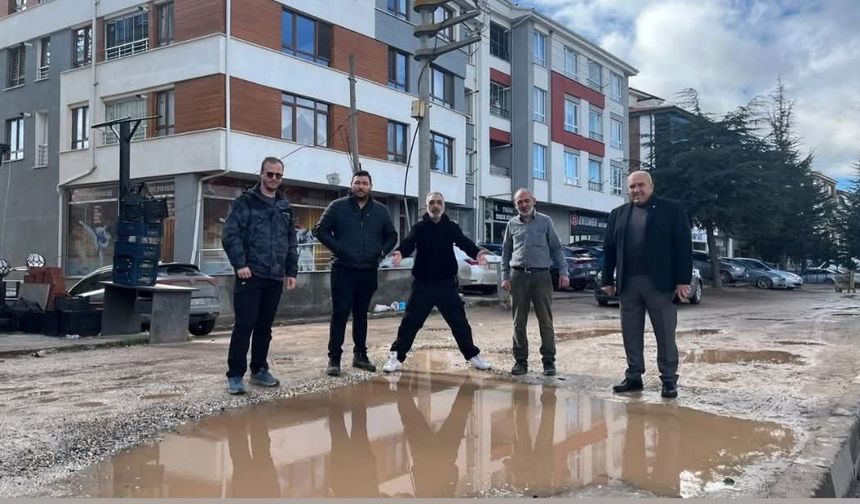 Eskişehir'de mahalle halı sokaklara döküldü: Yol ve çukur isyanı