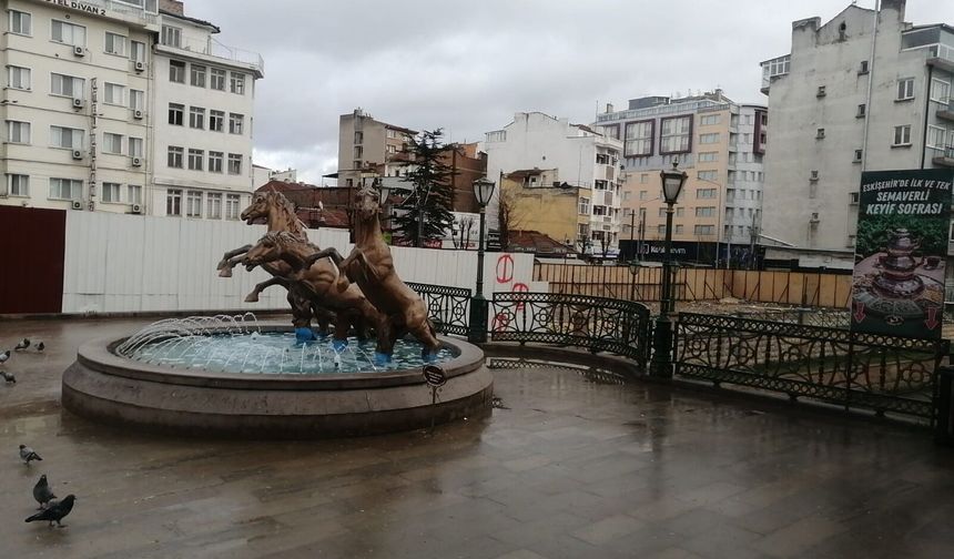 Eskişehir'de yıkıldığı gibi kaldı: Bir yıl oldu, bir çivi çakılmadı