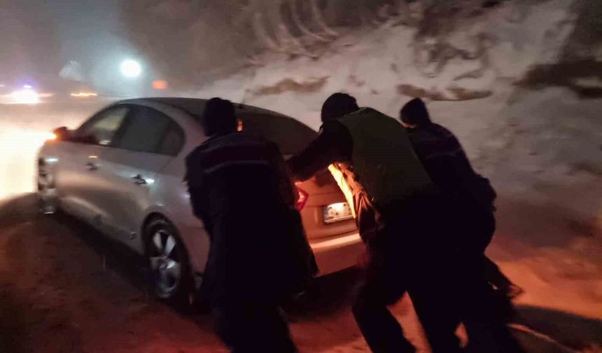 Domaniç Dağ Yolu'nda kar ve tipi etkili oldu