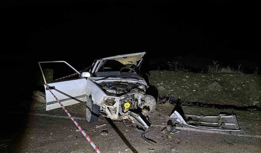 Otomobillerin kafa kafaya çarpıştığı kazada 1 kişi öldü, 1 kişi yaralandı