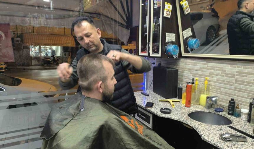 Ramazan Bayramı'nı oturdukları berber sandalyelerinde karşıladılar