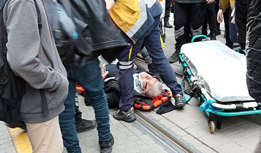 Dikkatsizliğini canıyla ödüyordu: Eskişehir'de tramvayın altında kaldı