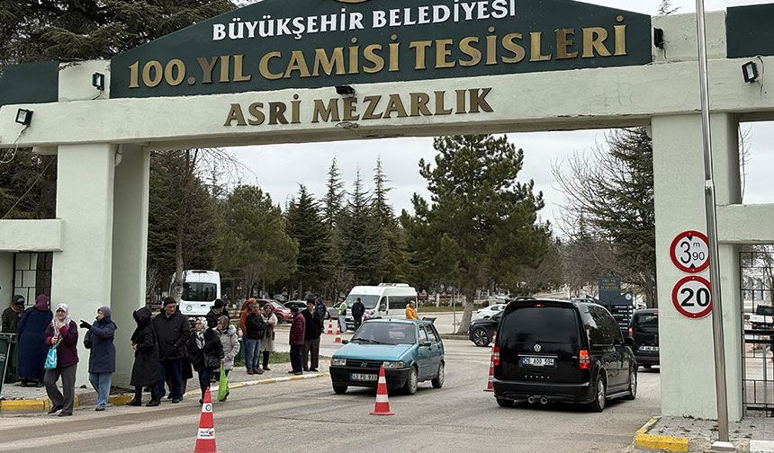 Eskişehir'de mezarlıklarda bayram yoğunluğu