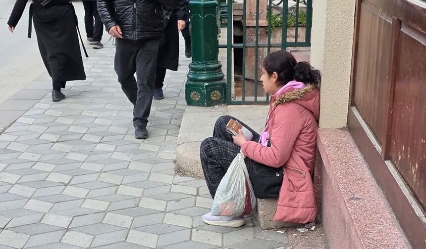 Eskişehir'de sokaklarda eğitim yerine 'Mendil' mesaisi
