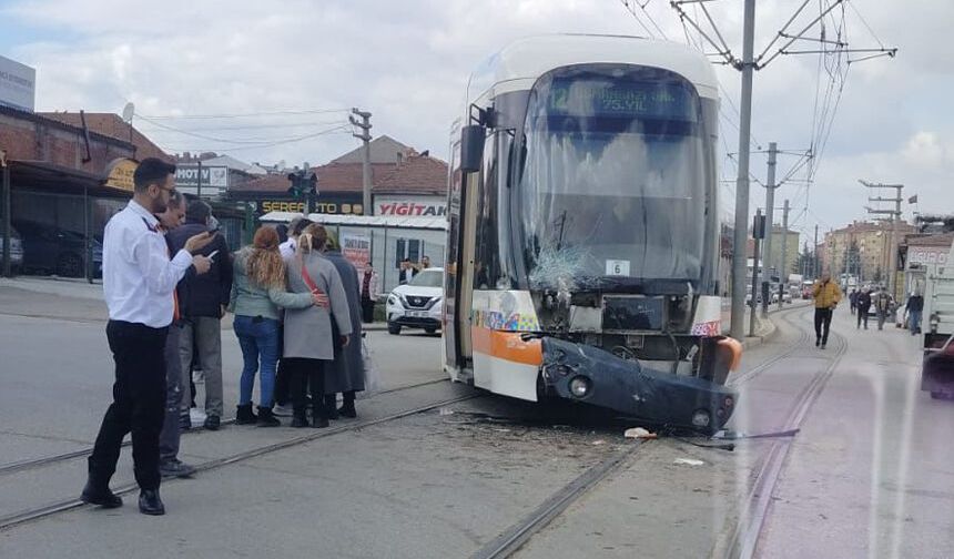 Eskişehir’de tramvay ile servis aracı çarpıştı: Seferler durdu