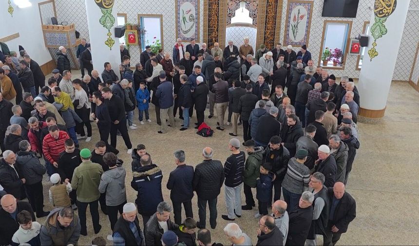 Eskişehir'de bayram namazı yoğunluğu: Yağmura rağmen camiler doldu taştı