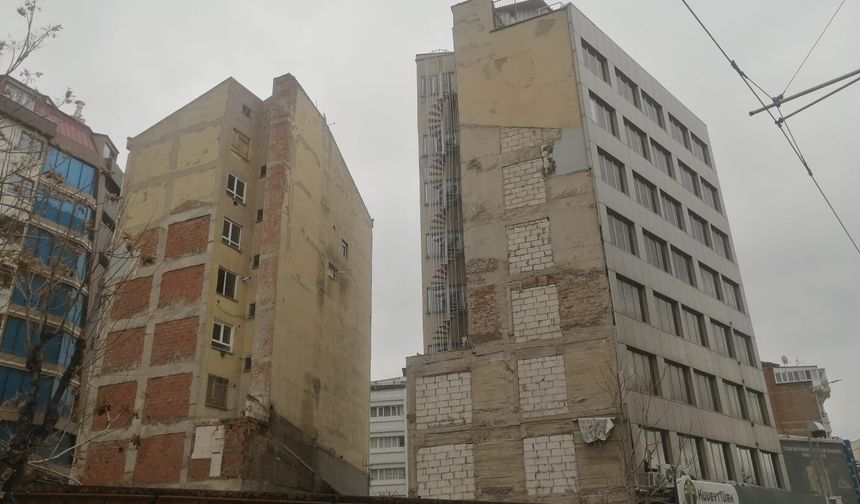 Eskişehir'deki hasarlı binanın ne zaman yıkılacağı merak konusu!