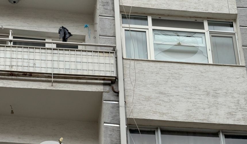 Eskişehir'de fırtınada kırılan cam vatandaşı hastanelik etti