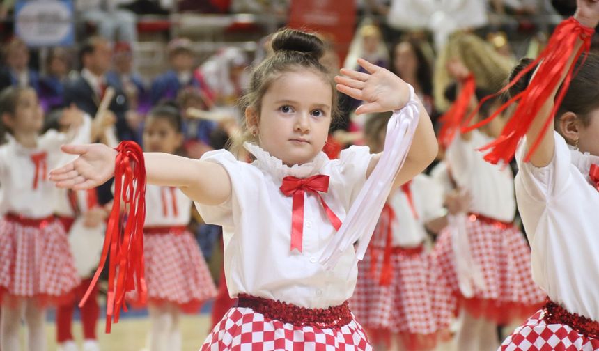 Eskişehir’de 23 Nisan coşkusu: Çocuklar ayakta alkışlandı!