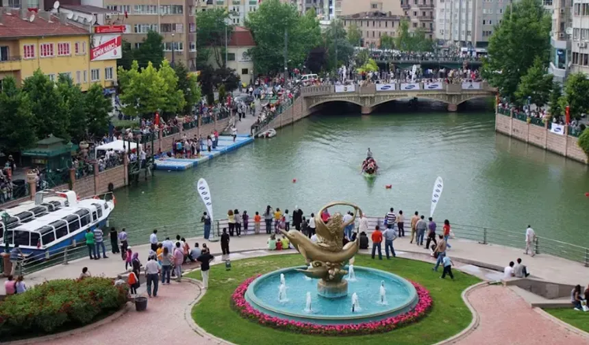 Yerel lezzetleriyle ünlenen şehirde bu tatlıyı yiyen bir daha unutamıyor!