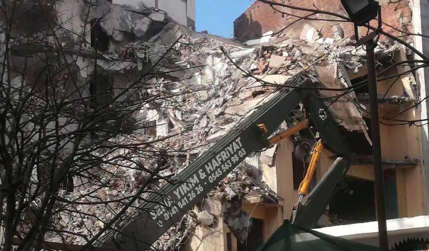 Eskişehir'de faciadan dönüldü: Apartmanla ekmek teknesi de yıkıldı