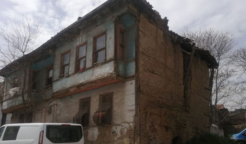 Eskişehir'de geliyorum diyen tehlike: Tarihi bine ikiye ayrıldı