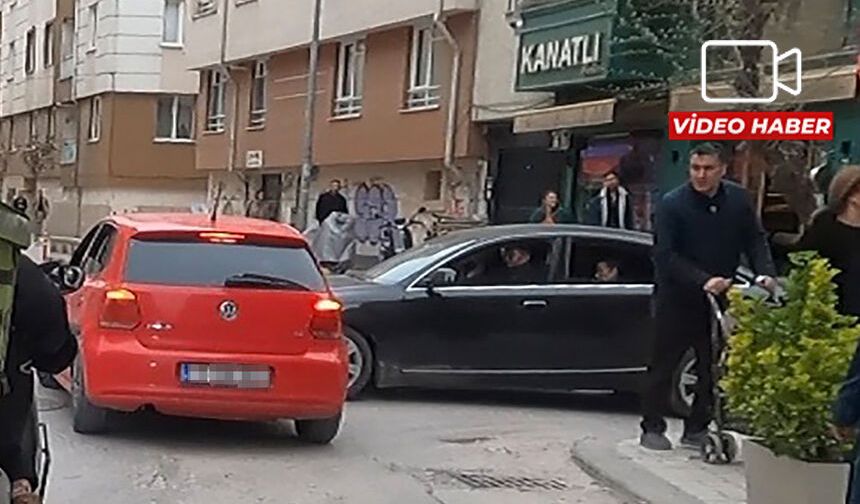 Eskişehir'de iki otomobilin çarpışma anı kameraya böyle yansıdı