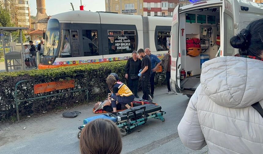 Eskişehir'de kaza kaldırımda yürürken geldi: Otomobilin altında kaldı