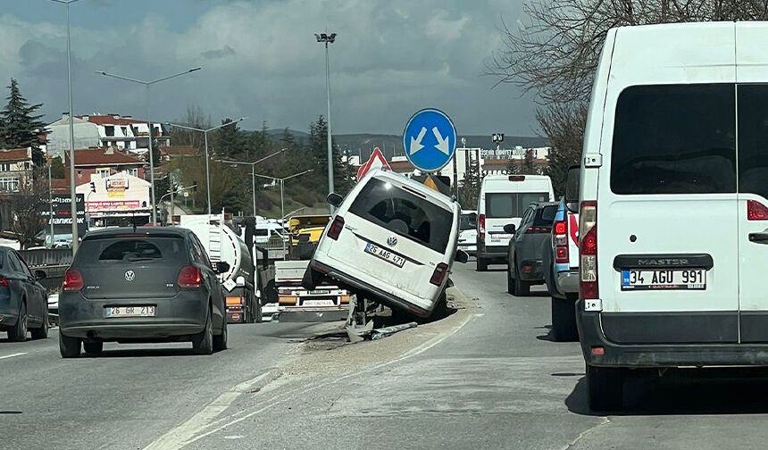 Eskişehir’de korkutan kaza: Araç bariyerlerde askıda kaldı