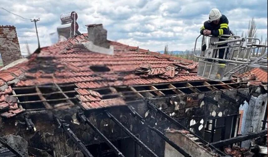 Seyitgazi'de korkutan yangın: Tek katlı ev kül oldu!