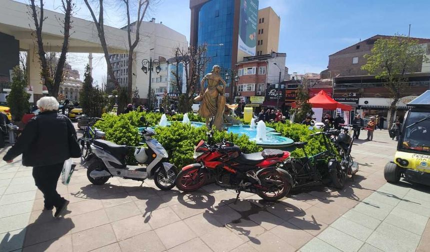 Eskişehir'in göbeğinde motosikletlerden park işgali!