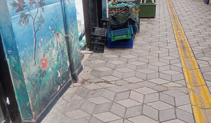 Eskişehir'de kaldırım kenarı kasalarla doldu