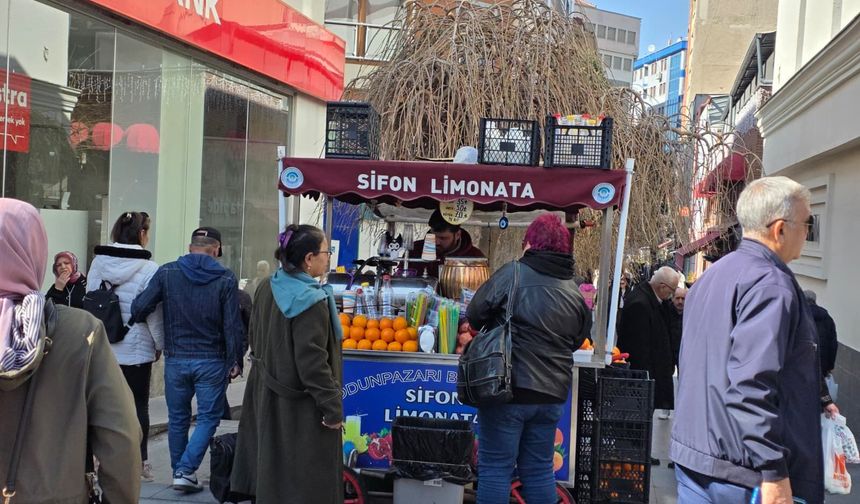 Eskişehir'de sıcaklık artınca sifon limonata mesai de başlıyor!