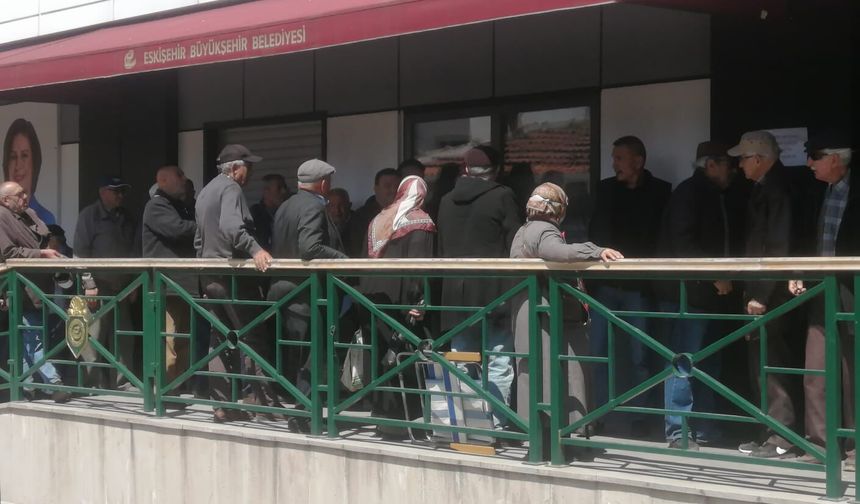 Eskişehir'de yaşlılar Kent Lokantası kuyruğunda birbirine girdi