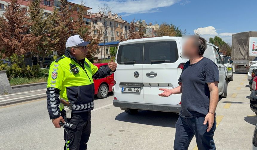 Eskişehir'de trafiği tehlikeye attı: Polise tepkisi pes dedirtti