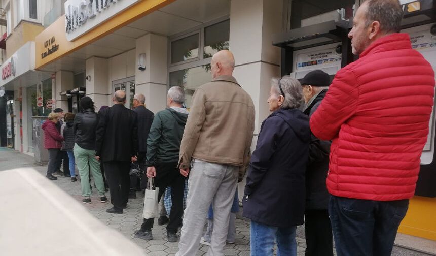 Bayram öncesi Eskişehir'de banka önlerinde kuyruk